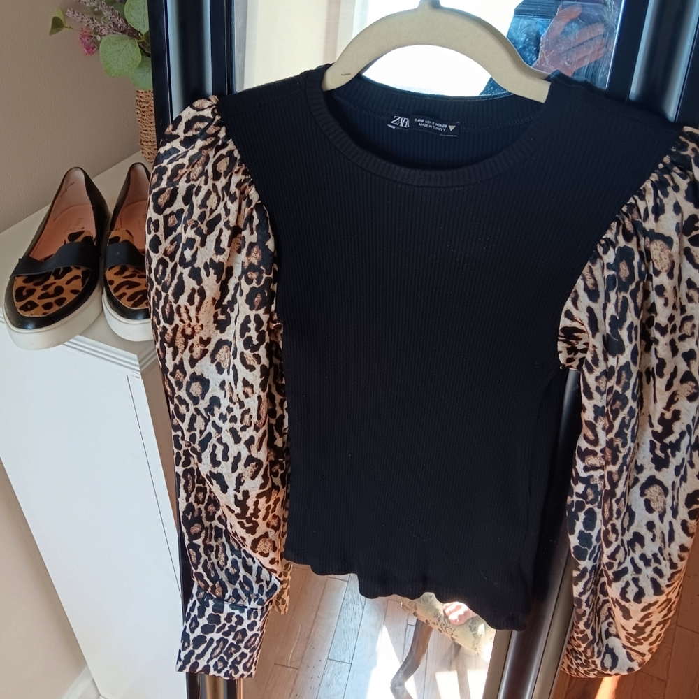 Zara puff leopard blouse sleeve black ribbed material top. Size s